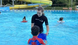 Nina und Omar im Dornberger Freibad